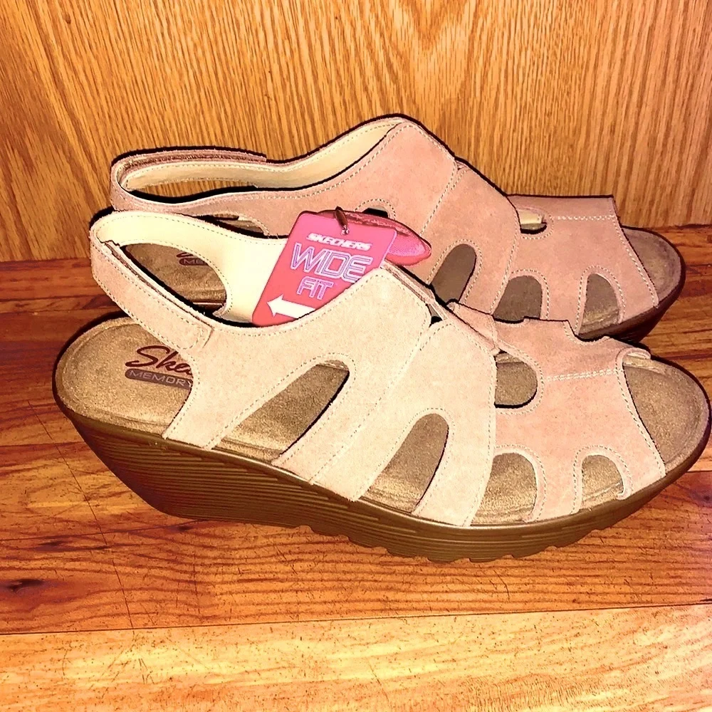 New Skechers 9 WIDE tan suede leather memory foam comfort wedge strap sandals